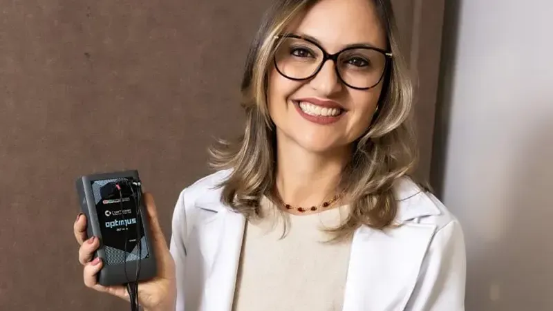 Fonoaudióloga do INAB segurando equipamento usado na VENG, exame de labirintite em Águas Claras